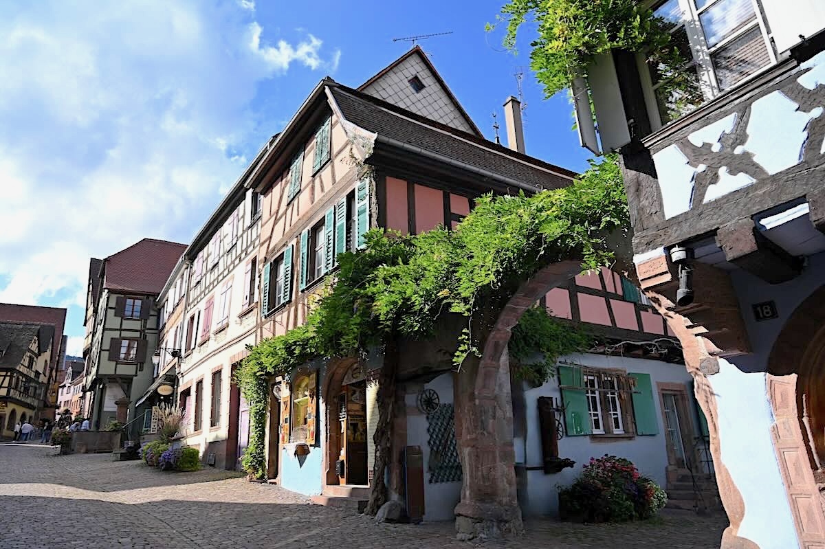 Im Elsass lohnen sich Eguisheim, Ribeauvillé und Riquewihr für den Besuch: Historische Gebäude, kleine Plätze, verwinkelte Ecken, gemütliche Cafés & Weinstuben und vieles mehr kann man da entdecken. Meine Tipps gibt es neu im Blog: people-abroad.de/blog/elsass-fa… #elsass #explorefrance