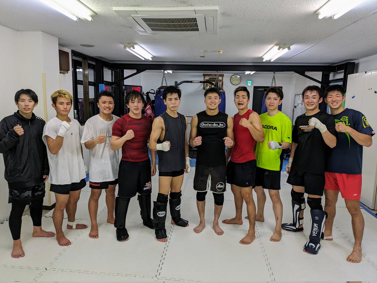 K1GYM_OMIYA's tweet photo. 恒例の毎週土曜日14時からのプロ選手スパーで締め！

今週もお疲れ様でした！

来週も頑張ろう！ https://t.co/MfSo7KAEkI