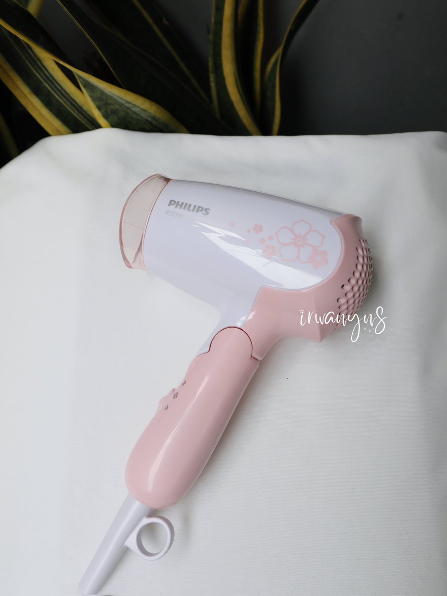 📢 Yg lagi cari hairdryer super compact, watt kecil, dan affordable, merapattt!!

Jujur aku ga pernah pake hairtools dan tbtb dikasih Hairdyer ini mana imoett bgt, kecil² cabe rawit 😭🤏🏻

So excited, trnyata ga bkin rambutku ngembang wkwk
Aku mau share impresiku pas pake inii 📝