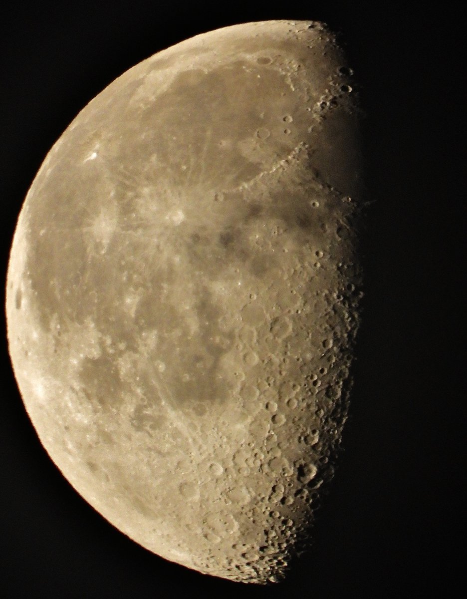 xipteras's tweet photo. The #Moon after midnight, 4.11.2023

It’s simple: Process your Moon snapshots on your iPhone 🍎 with its standard Photos app, read on: #photoprocessing 

🙂👉 https://t.co/K6hGdscOSz https://t.co/PRAPz2MNjr