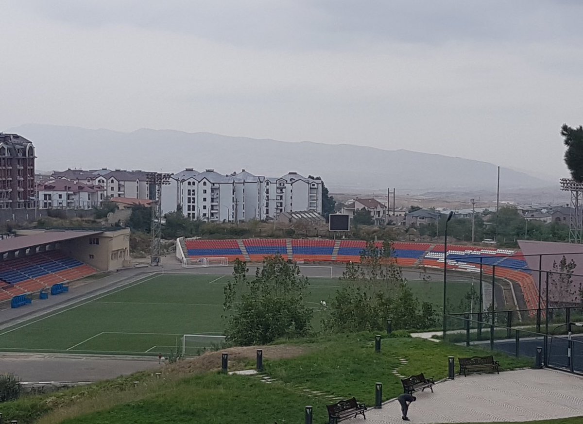 djorkaeffdenis's tweet image. Ce n’est qu’un stade de football, mais voilà ce que les azéris ont fait du stade de Stepanakert !!! Et soi disant les Arméniens 🇦🇲pourraient revenir vivre tranquille en #Artsakh‼️Aux institutions et gouvernements arrêtez de croire aliyev, sanctionnez le plutôt ‼️#StopAliyev @UN