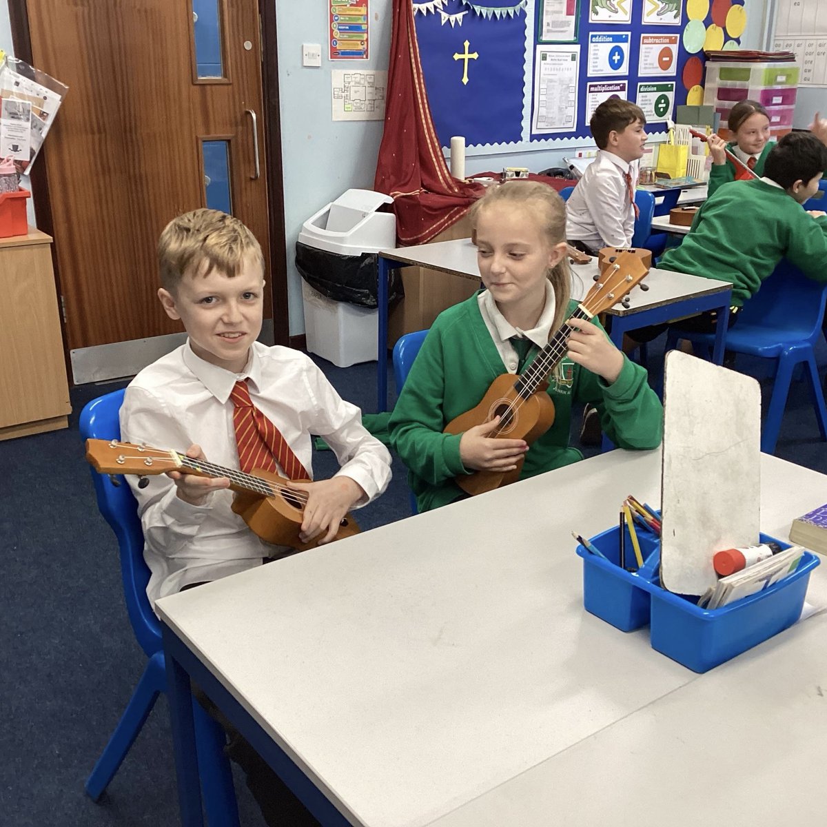 Exciting news for Year 6 at #stlaurence! They're continuing their Ukelele lessons with Mr. Inkpen from Kent Music. Can't wait to hear them at the Reading Festival at the end of the year! 🎶🎉 @AquilaTrustUK @KentMusic