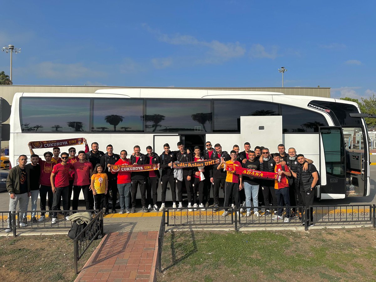 ultrAslanUNI's tweet photo. Seninleyiz, her yerdeyiz! Erkek voleybol takımımızı Adana'da karşıladık. #ultrAslanUNI https://t.co/9bhx6hOXHX