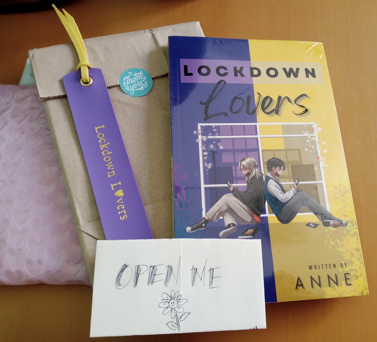 brinas01's tweet photo. Omg dumating na😭 As a warrior pangarap kong magkaron ng gentong libro. Maraming salamat po Mama Anne and Ate @Jam_ille_ for making my dream happened. Ang sweet po ng message mo @LeFabGeek, I hope na magtuloy-tuloy po ung success mo sa pagsusulat po💛💜
#LockdownLovers #STELLJUN https://t.co/rgmj5Cd76q