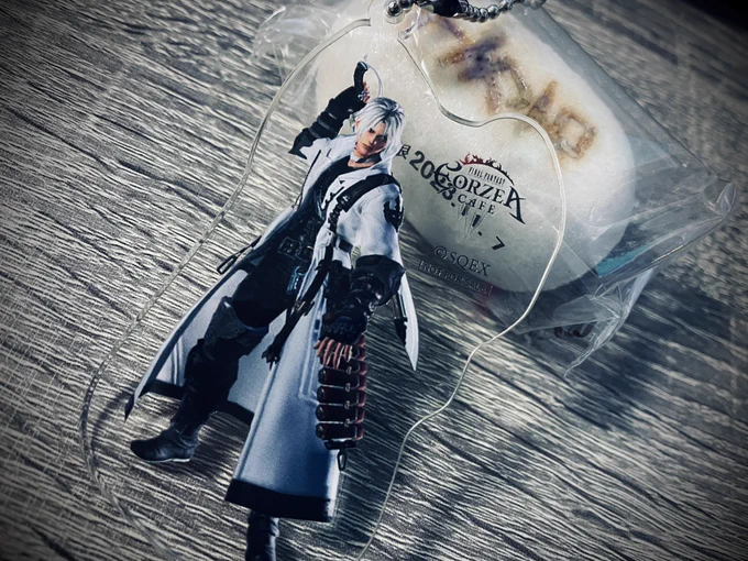 昨日花火でお会いしたフォロワーさんにおまんじゅうとサンクレッドのアクキー貰った!!おまんじゅうおいしかったー!!そして推し顔がいい……………すき………… 