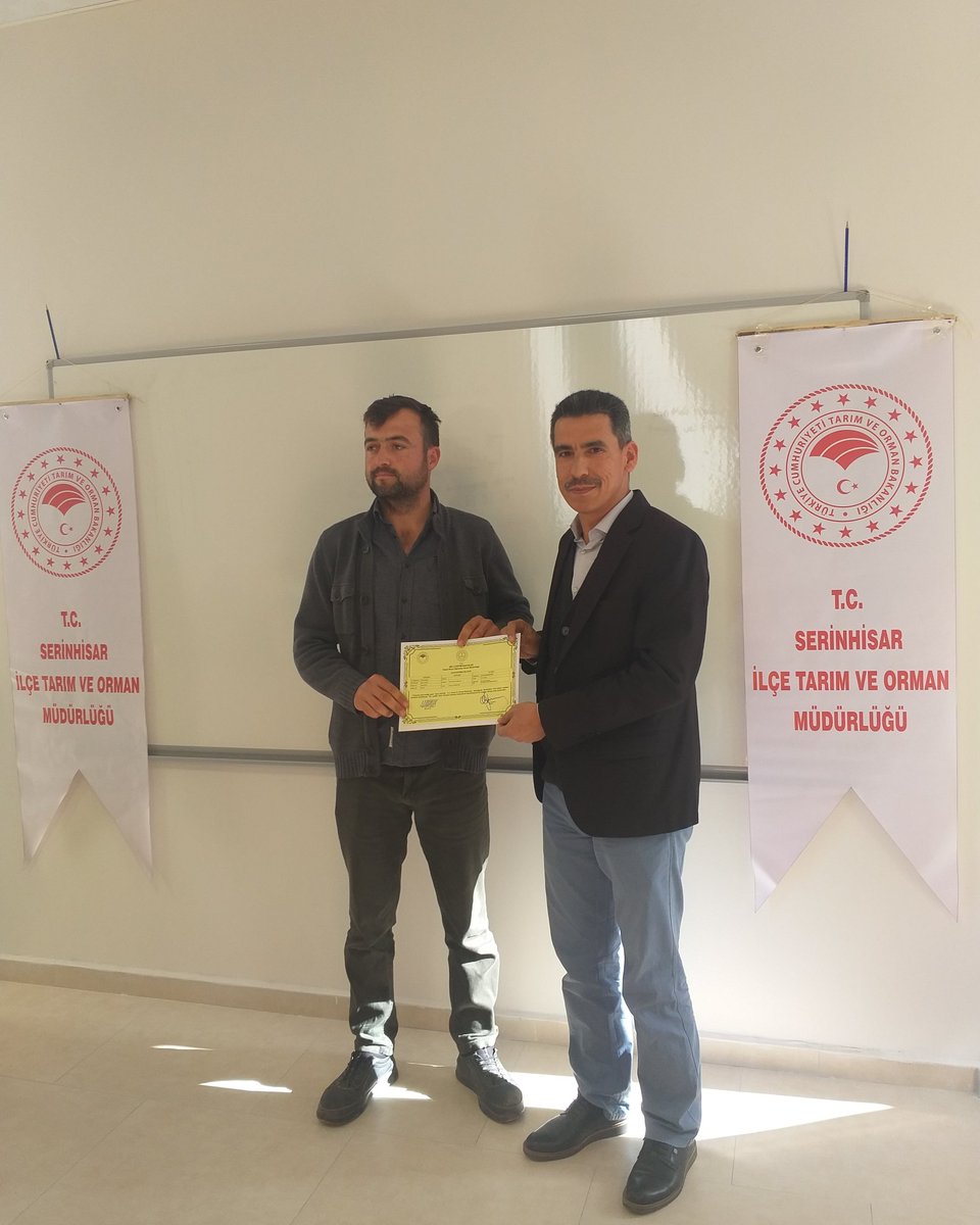 serinhisarhem's tweet photo. İlçe Tarım ve Orman Müdürlüğümüzle birlikte işbirliyle yapılan Sürü Yönetimi kursumuzu başarıyla tamamlayan kursiyerlerimize sertifikalarını Serinhisar Meslek Yüksekokulunda duzenlenen törenle takdim edildi https://t.co/TAyLu9YGXg