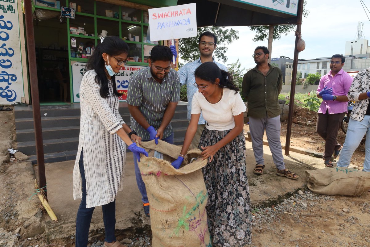 nssnarayanamed's tweet photo. Swachatha Hi Seva| 01-10-2023

Swachatha Pakhwada - Swachatha Hi Seva [SHS] : 2023

38 volunteers from NSS division of Narayana Medical College, participated in the Swacha Bharat Campaign held on October 1st, 2023 under the supervision of Dr. M. Prasad, NSS program officer. https://t.co/nUPXp4XV65