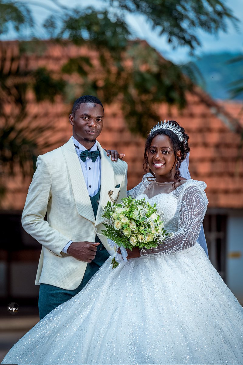Wasswaq's tweet photo. October Slides ‼️‼️‼️‼️
28.10.2023 shall forever be special to us, Thank you family, friends and colleagues that supported us. We are forever grateful to you God, thank you for the blessings and favors 🙏🙏
@enyahourhawa1 @Colleb_Mwine @MichealAyebs 🤝
Photo credit @eclip_studio https://t.co/mpn73vpEMB