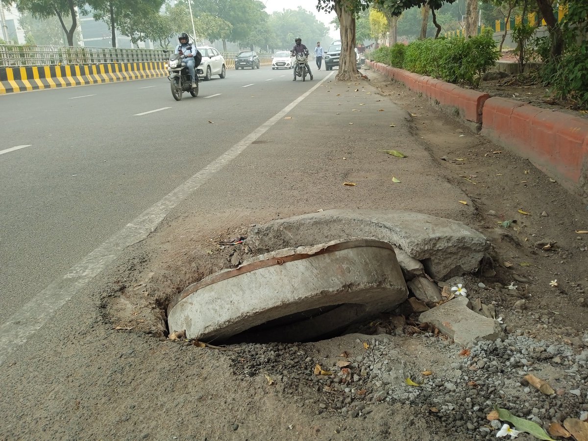ishwarphotos's tweet photo. Sector 19 sthit men Road p dr siver line ka dhakkan nikala Pada hua hai car ya motorcycle wale Raat Mein Gir sakte hain aur Bada Hadsa ho sakta hai @CeoNoida @myogioffice @noidatraffic https://t.co/NuQ0NRabZl