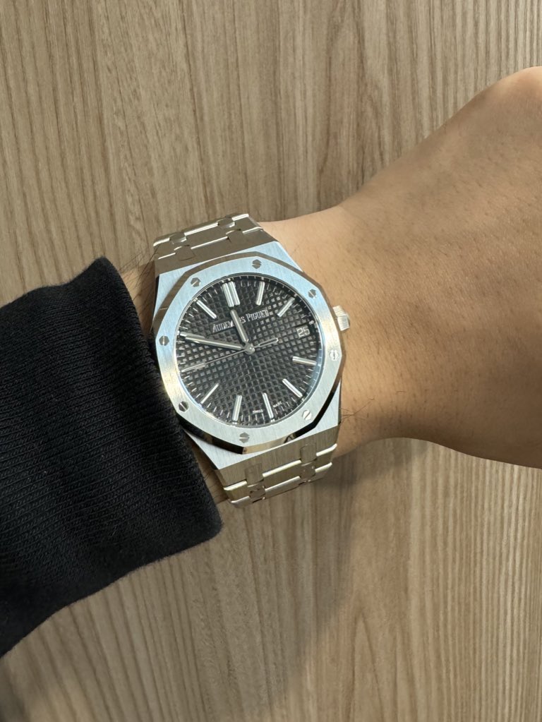 yasuwatch's tweet photo. 先日ロイヤルオークが納品されました
オーダーから納品までなかなか時間はかかりました(笑)が、期待以上のカッコ良さで大満足です😊
担当の方に感謝です✨
腕時計好きになるきっかけをくれた憧れの時計の一つなので、末永く愛用していきたいと思います!
#オーデマピゲ
#ロイヤルオーク
#15510st https://t.co/nMiVGmLC1V