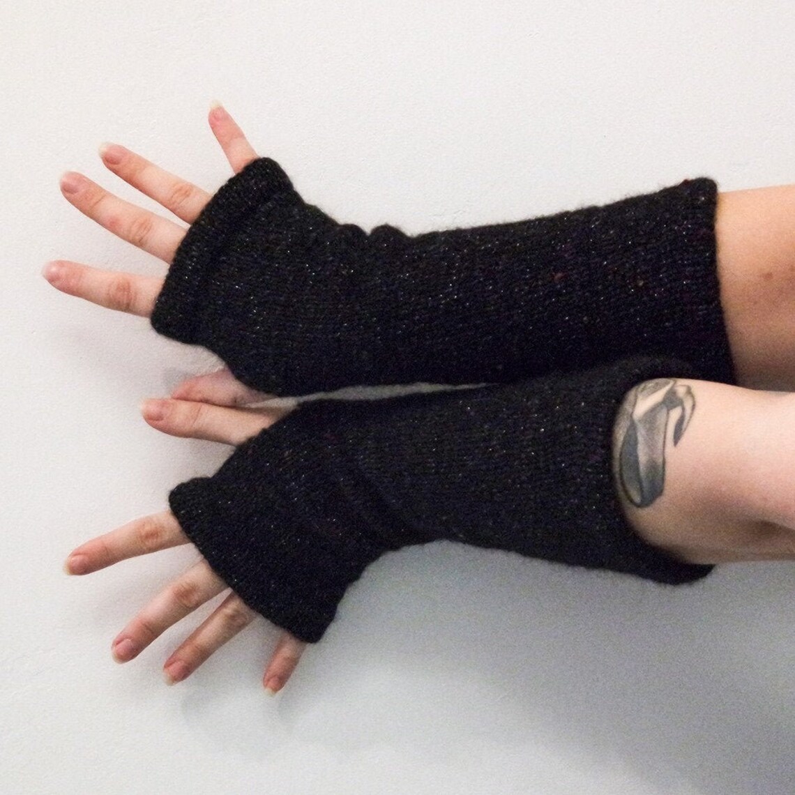 #Knit #mittens #Black #gloves #FingerlessGloves #Knit #ArmWarmers #wool #WristWarmers #LongGloves #WomenGloves #Boho #handmade #sparkly gloves  

etsy.me/45XWrPY