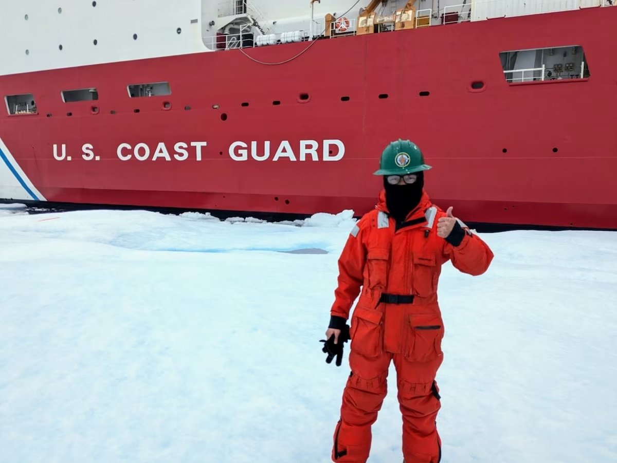 AFOSR's tweet image. 🥶21 days in the Arctic seems like an extreme sport. Captain Cho did just that and earned the distinction of becoming the first @SpaceForcedod Guardian to receive the @USCG Arctic Service Medal: afrl.af.mil/News/Article-D… #BasicResearch #AFOSRSpaceResearch #SpaceSaturday #LabTask