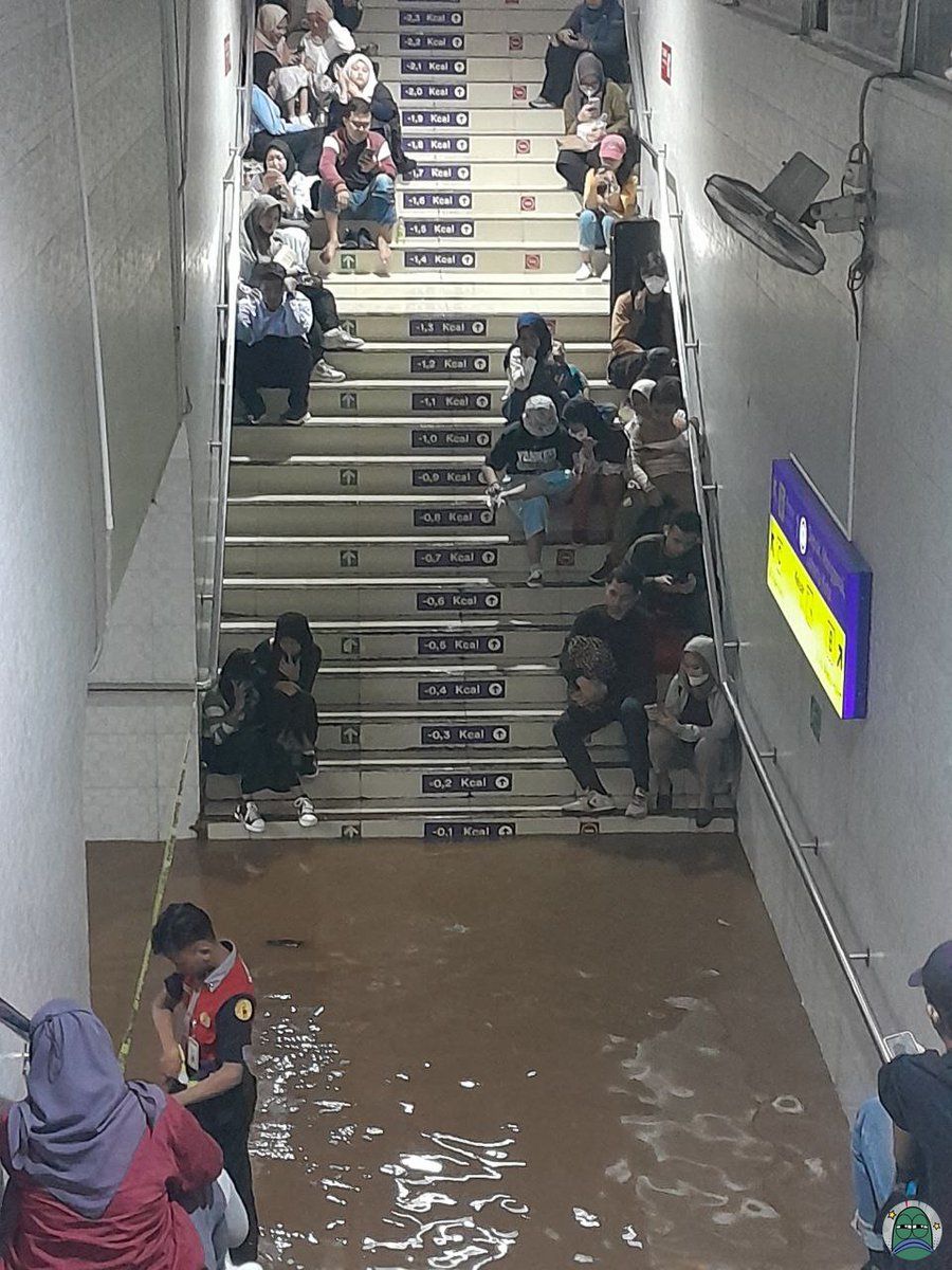 💚 TD GUE DI BAWAH UNDERPASS STASIUN BOJONG GEDE 20 MENITAN, TRUS GUE TINGGAL MAKAN POPMIE KE ALF4 EXPRESS, KOK UDH JD THAI TEA AJA ANJIR 😭😭😭