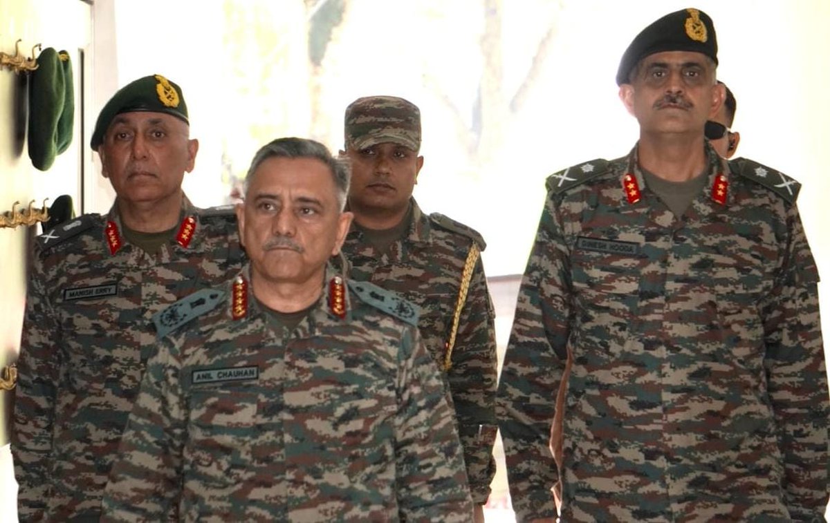 HQ_IDS_India's tweet photo. General Anil Chauhan #CDS visited @GajrajCorps_IA.
He was updated on prevailing Operational situation & preparedness.
Addressed #IndianArmy & #IAF officers of #EasternComd.
Emphasised need for #JointnessAndIntegration to address future challenges & importance of #Aatmanirbharta https://t.co/e7jLiwv9aw