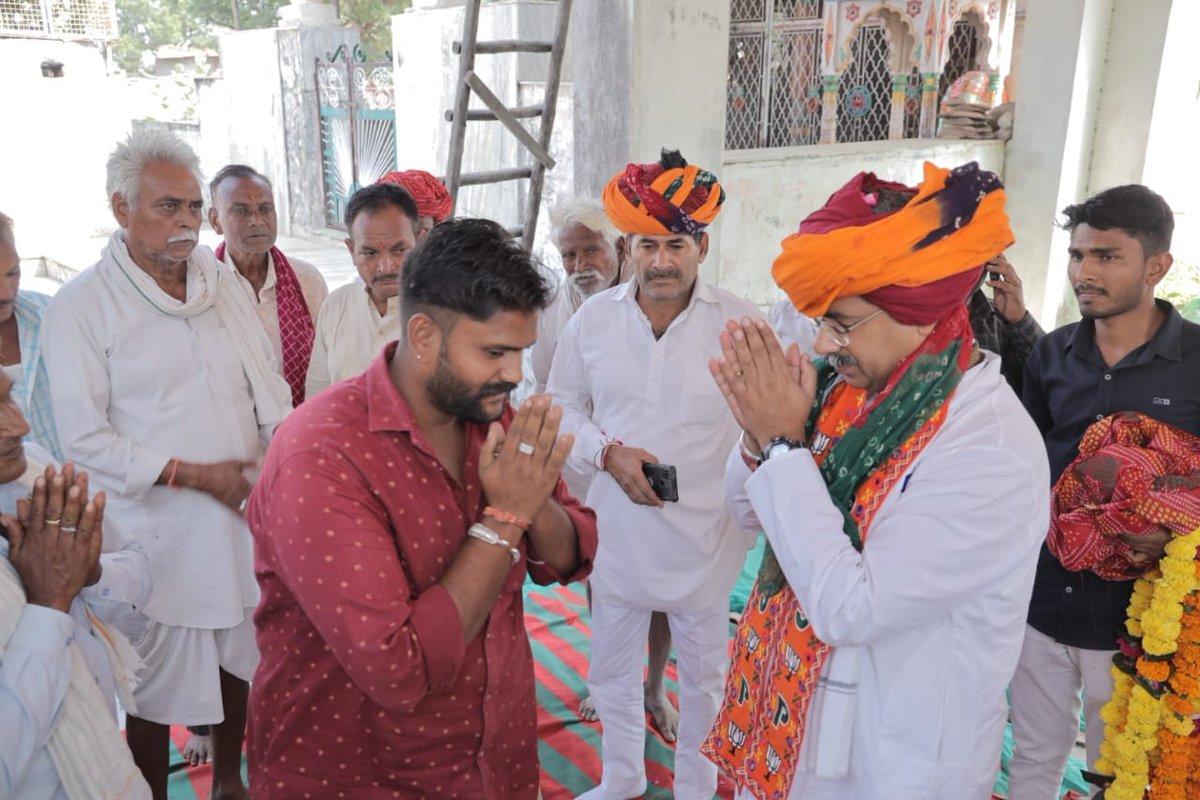 VijaySBainsla's tweet photo. आभार "टोडा का गोठड़ा"
जनसंपर्क के दौरान देवली उनियारा में वरिष्ठ जनों के साथ संवाद हुआ , आपके इस अटूट विश्वास और समर्थन के बदौलत ही देवली उनियारा विधानसभा क्षेत्र में कमल का फूल खिलेगा और ऐतिहासिक जीत दर्ज होगी ।
कदम निरन्तर चलते जिनके, श्रम जिनका अविराम है। विजय सुनिश्चित होती उनकी, घोषित यह परिणाम् है
#आ_रही_है_भाजपा #deoli_uniara #देवली_उनियारा