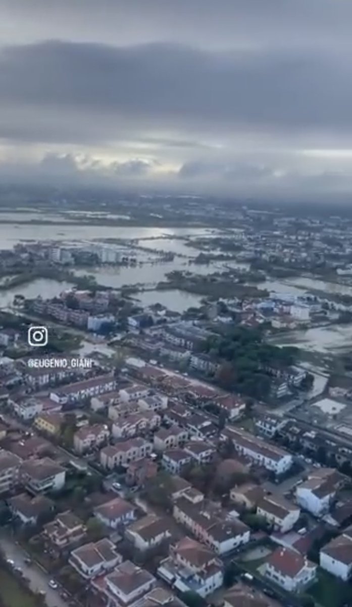 ErasmoDAngelis's tweet photo. 4 novembre 1966 l’alluvione degli #angelidelfango 4 novembre 2023 ancora #ForzaToscana Tutto indica grandi rischi di effetti del #cambiamentoclimatico e #dissestoidrogeologico Ora e sempre #prevenzione ⁦@DPCgov⁩ ⁦@vigilidelfuoco⁩ ⁦@regionetoscana⁩ #italiasicura https://t.co/mjeii4NBTa