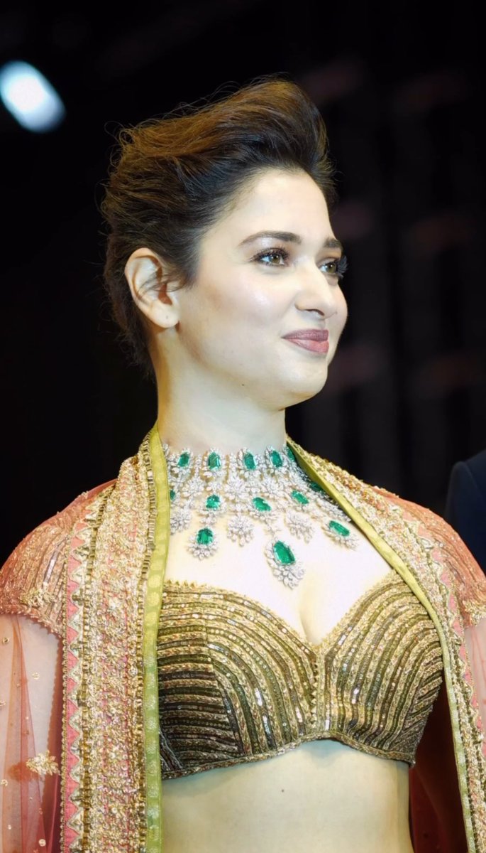 Aathavan_speaks's tweet photo. Ding Dong 😚✨
The RampWalk Queen Our Tamannaah Bhatia is here @tamannaahspeaks 

Clicks From the Event #TheWeeek2023 #TamannaahBhatia #Tamannaah 

1/3 https://t.co/jDqC8uRRL2