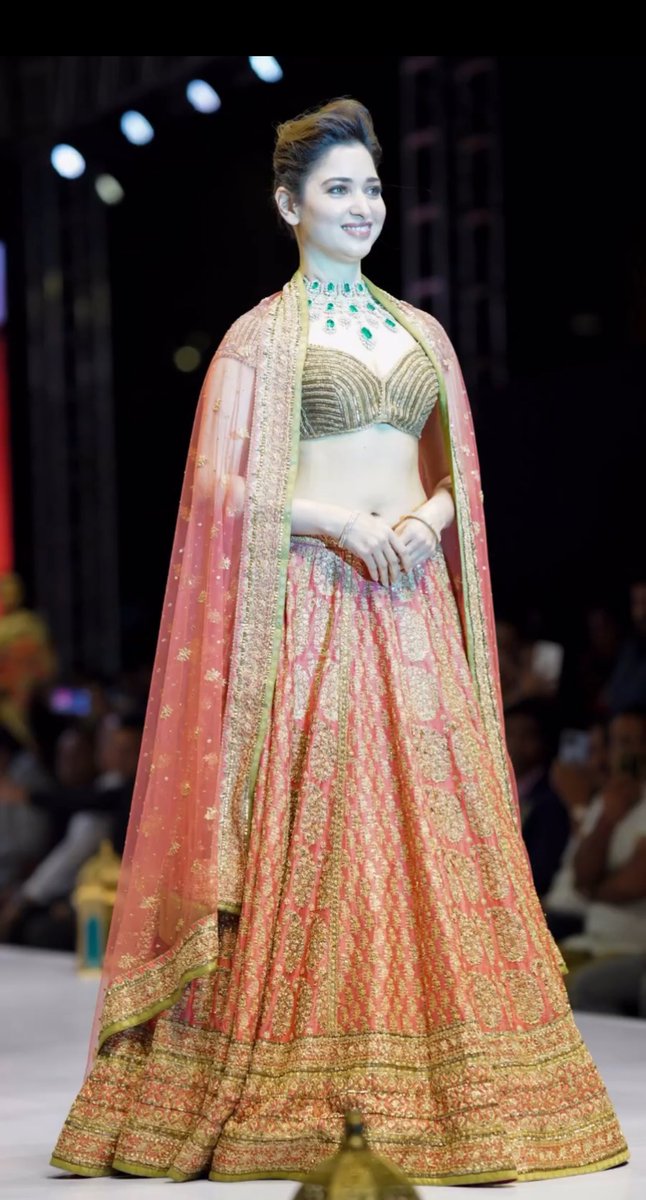 Aathavan_speaks's tweet photo. Ding Dong 😚✨
The RampWalk Queen Our Tamannaah Bhatia is here @tamannaahspeaks 

Clicks From the Event #TheWeeek2023 #TamannaahBhatia #Tamannaah 

1/3 https://t.co/jDqC8uRRL2