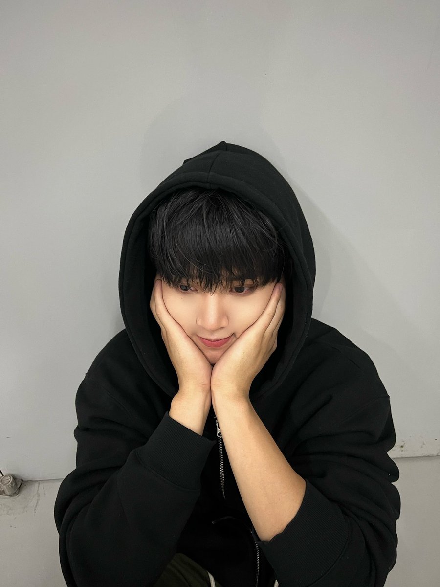 OmegaX_members's tweet photo. [#OX]

🤗

#OMEGA_X #오메가엑스
#혁 #HYUK https://t.co/2X0RwG6pts