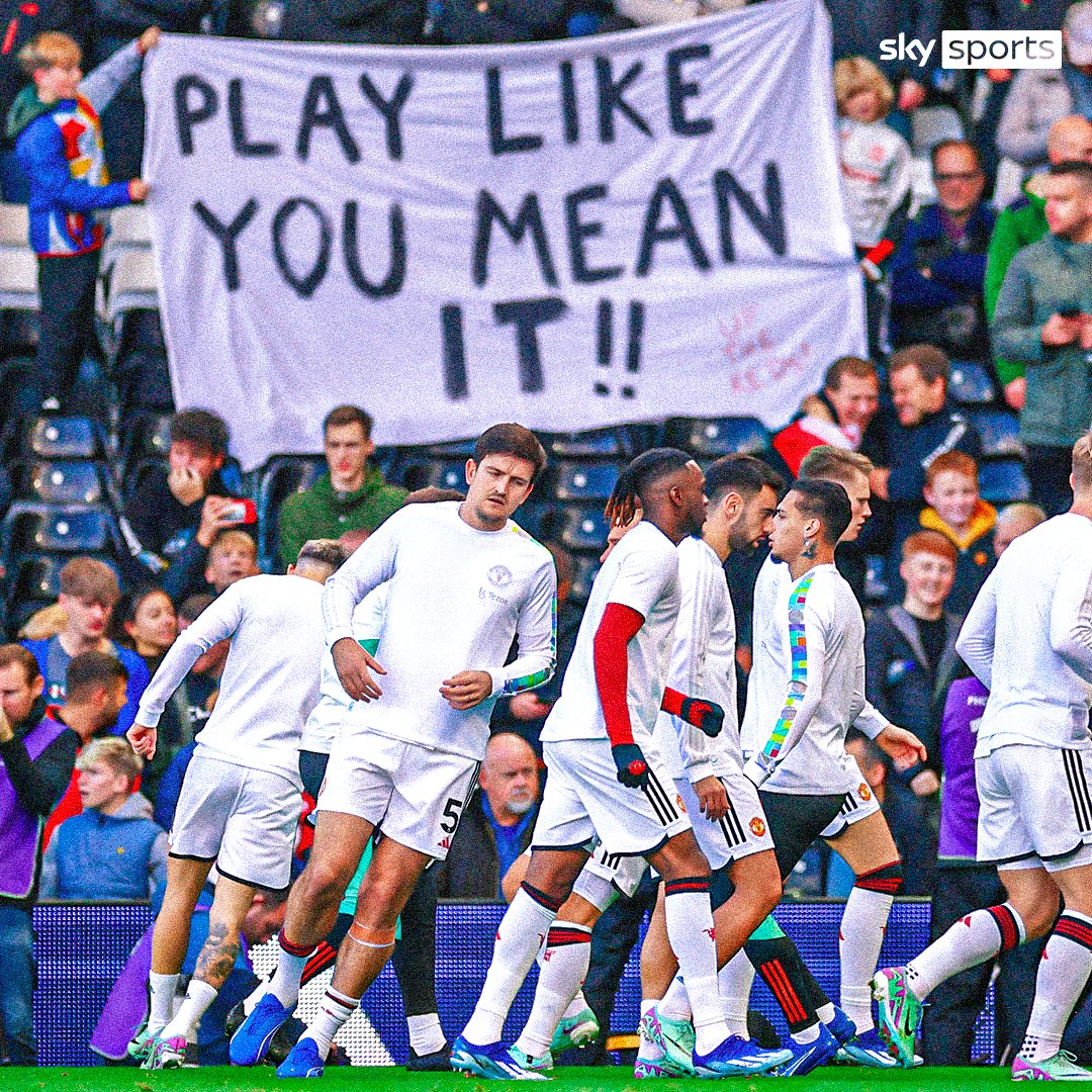 SkySportsPL's tweet photo. A simple pre-match message to the Man Utd players from the travelling fans at Craven Cottage... 📸👀 https://t.co/C0farAkoFp