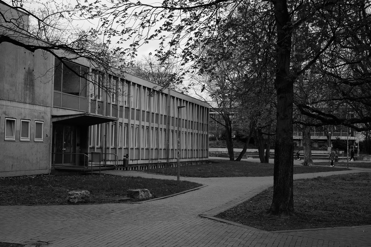 Formensprache im UniPark Stuttgart.

#Uni #UniStuttgart #Park #architektur #architecture #architecturephotography #photography #monochrome #stadt #city #stadtraum #gestaltung #form