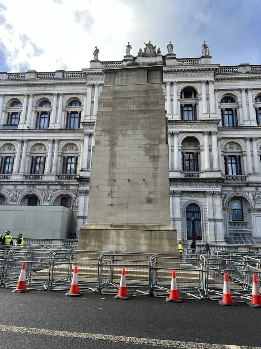 LozzaFox's tweet photo. The authorities have removed our own flag from our most sacred monument.

That’s how much confidence this country has in itself. https://t.co/vx7li7FdP9