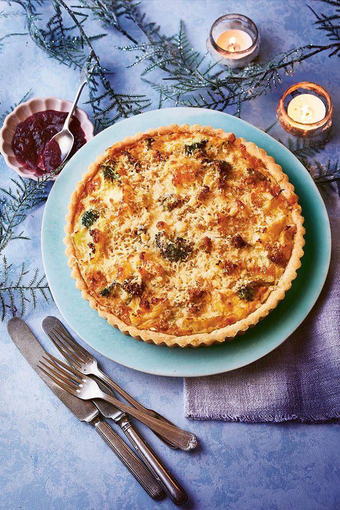 XMAS DINNER 🍽  Gluten-free Cauliflower and Broccoli Cheese Tart - if you're not a nut roast kinda person, this is the perfect meat-free main on Christmas day! 🧀 

RECIPE 👇🏻
Page 131 of Gluten-free Christmas (buff.ly/3DYQ43e)