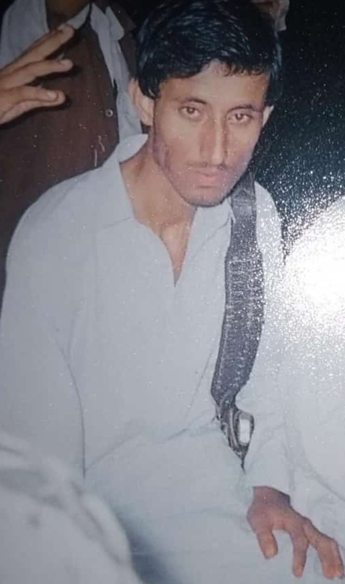 SaraHaider's tweet photo. آصف بلوچ ولد اسلم گوادر بلوچ پاڑا کا رہائشی ہے جو آج سے 9 سال قبل 8 مارچ 2015 میں گوادر سے جیونی جاتے ہوۓ راستے سے جبری طور پر لاپتہ کیا گیا۔ آصف بلوچ کا آج تک کچھ خبر نہیں ہے اسکے لواحقین انتہائی زہنی ازیت میں مبتلا ہیں۔
@VBMP5 @hrw @AbdulahAbbass @dohrpk #SaveAsif https://t.co/fpeSpKaky3