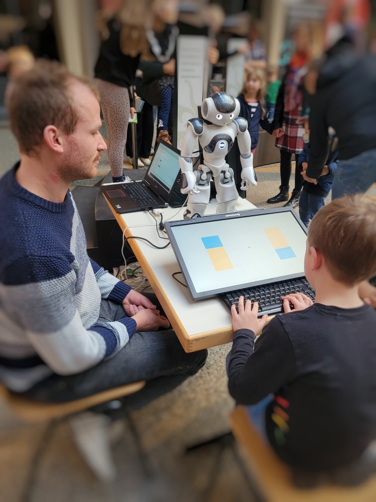 Brains, Minds and Bots Lab tweet media