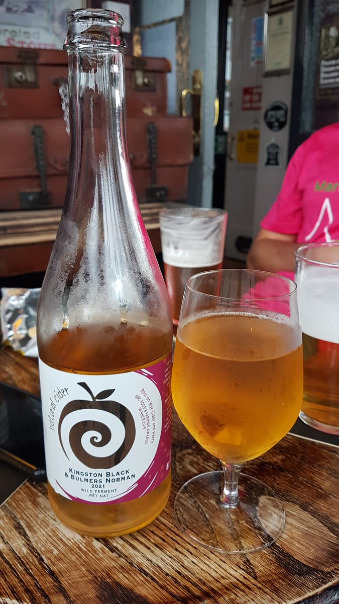 First visit to <a href="/Stalybuffetbar/">Stalybridge Buffet Bar & Beerhouse</a> in a while, for a splendid post-run <a href="/RossCider/">Ross Cider</a> Kingston Black &amp; Bulmers Norman 😋