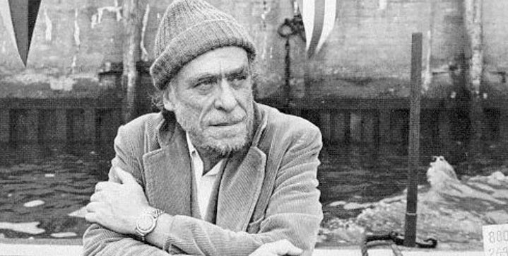 “Dentro de un abrazo puedes hacer de todo: sonreír y llorar, renacer o morir. O quedarte quieto y temblar adentro, como si fuera el último”.

Charles Bukowski