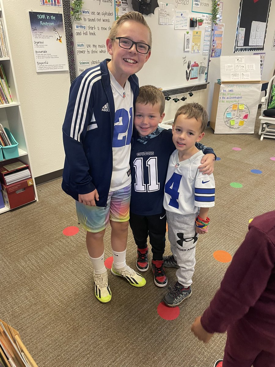 gibbschfrisco's tweet photo. Watching out students build community across the campus is the perfect kickoff for a month of gratitude! Our buddies were so excited to work together! @PhillipsElem https://t.co/AWK4qJvQbg