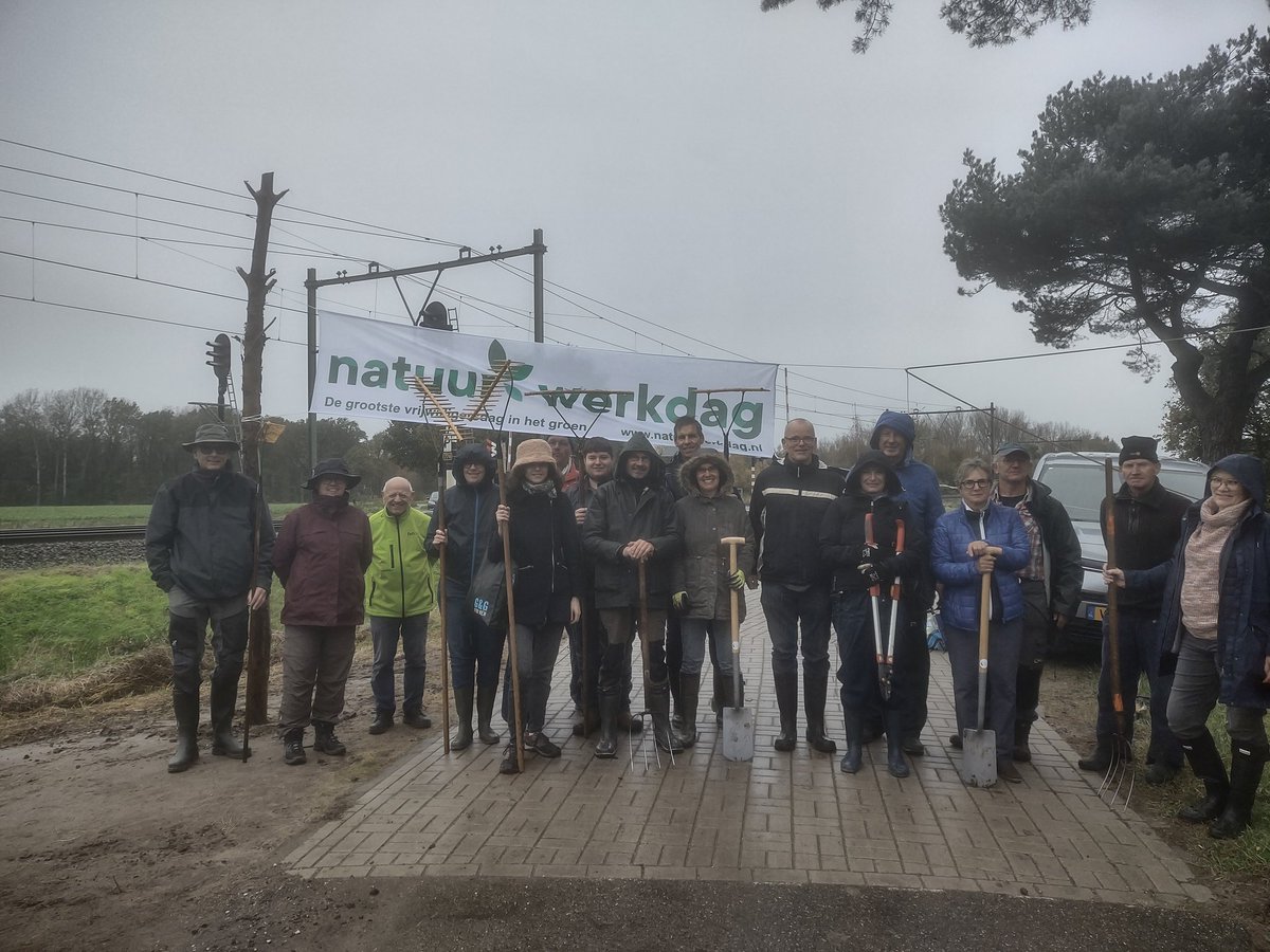 pniessen66's tweet photo. Geweldige #Natuurwerkdag met  landschapsbeheer – het limburgs landschap en IVN Weert e.o.  bij #schaapsdijk  #weert. Minimaal een maand werk in één dag verzet, samen kunnen we zoveel meer. https://t.co/izkmXItdLy