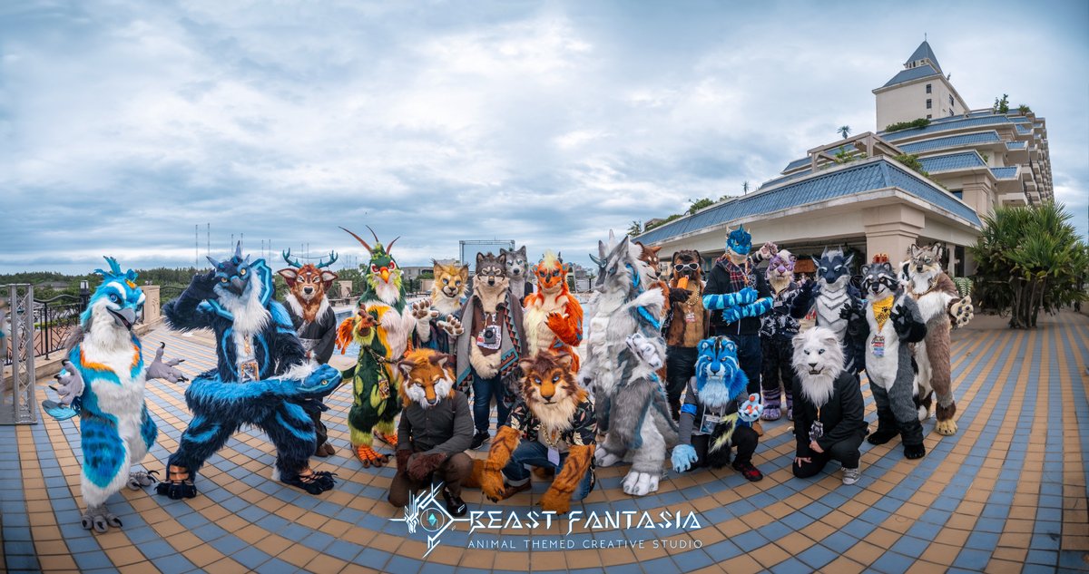 Beast Fantasia Family Groupshot at #infurnity2023
Thanks to all our family members and the people who support us!💙💙

Fursuiters are listed below: