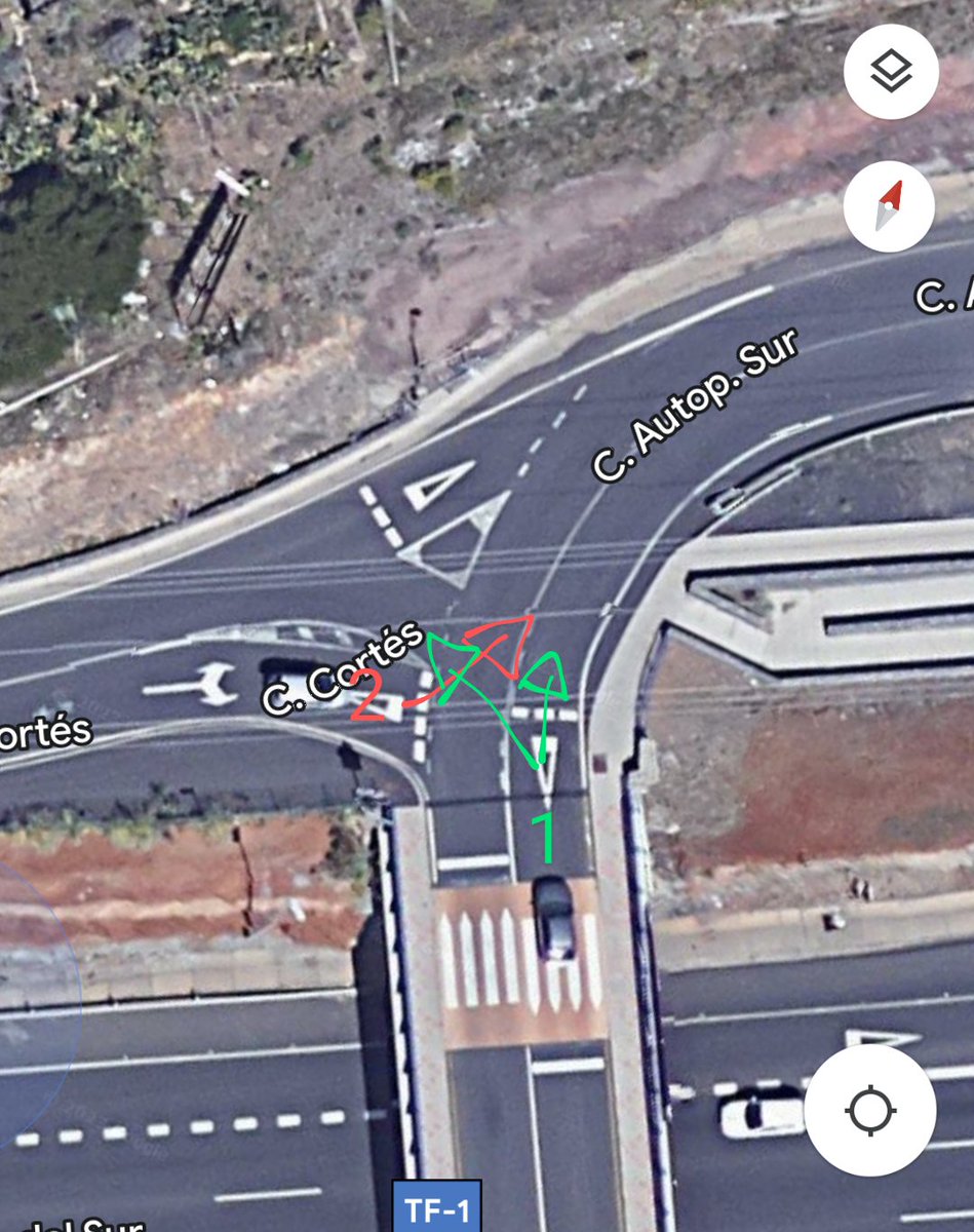 Seferovi's tweet photo. @InformacionDGT @DGTes Hola, en este cruce de Tenerife: ¿quien tiene prioridad: El coche 1 o el coche 2? https://t.co/O6Yp5gmP29