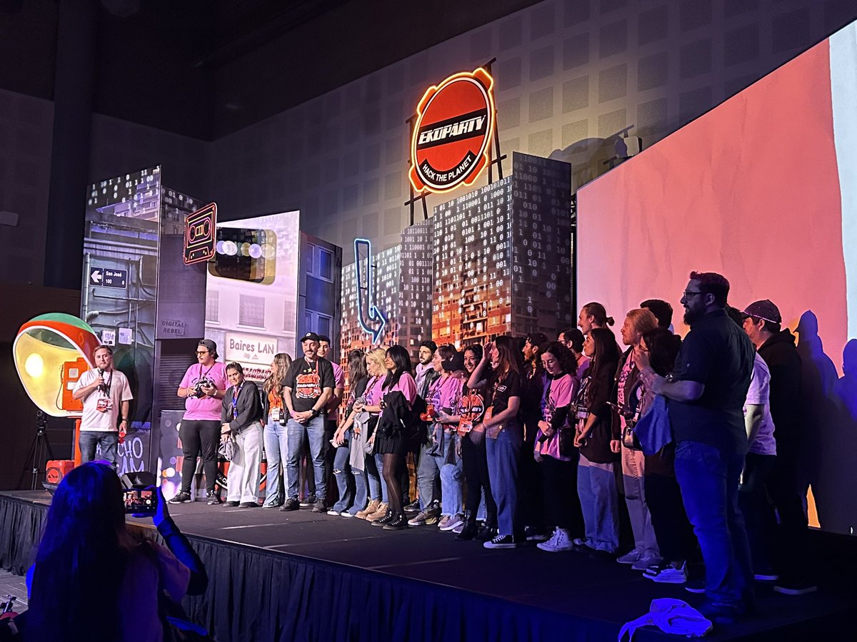 DragonJAR's tweet photo. Al César lo que es del César y la #ekoparty es la mejor y más grande conferencia de seguridad informática en español, no sé cómo hacen para superarse cada año, nos vemos en la edición número 20 🤯 https://t.co/cZYaXR4FwE