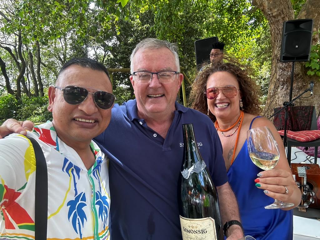 pedrorhode1's tweet photo. Enjoying #CapClassiqueAffair #Simonsig #LoveCapeTown Awesome vibes, celebrating 🥳 the bokke 🇿🇦🏆🏆🏆🏆 https://t.co/rgBqSPIXFk
