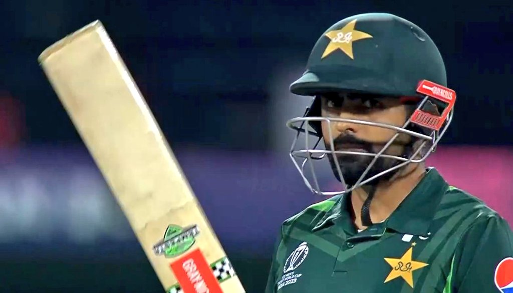 _FaridKhan's tweet photo. Just a reminder that Babar Azam is the No. 1 batter in the world 🇵🇰❤️ #CWC23 #PAKvsNZ https://t.co/F7DbWs29Rc