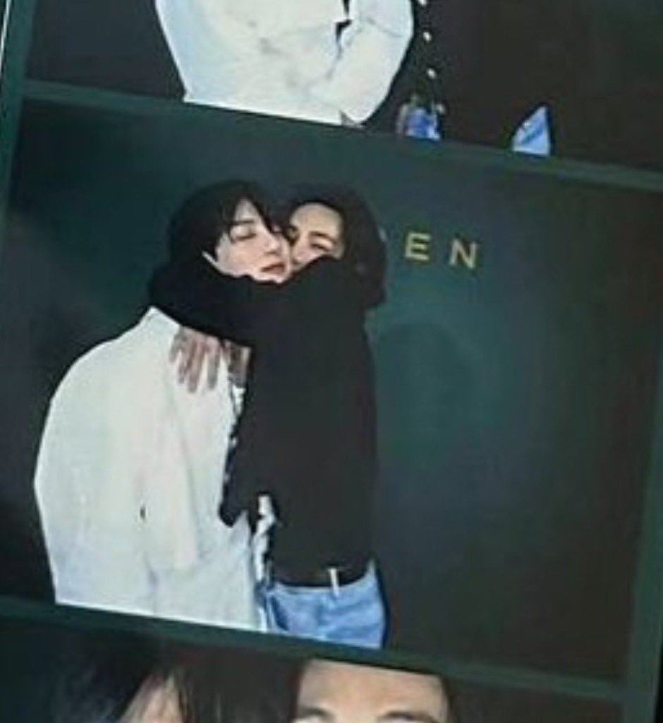 와 인생네컷 찍으려면 포토부스에 성인 남성 둘이 꾸역꾸역 들어가야 하는데 뷔국 이거 한거네??... ㅈㄴ 문란하게 포옹한거네? 내가 이걸 어떻게 받아들여야할까? 응?