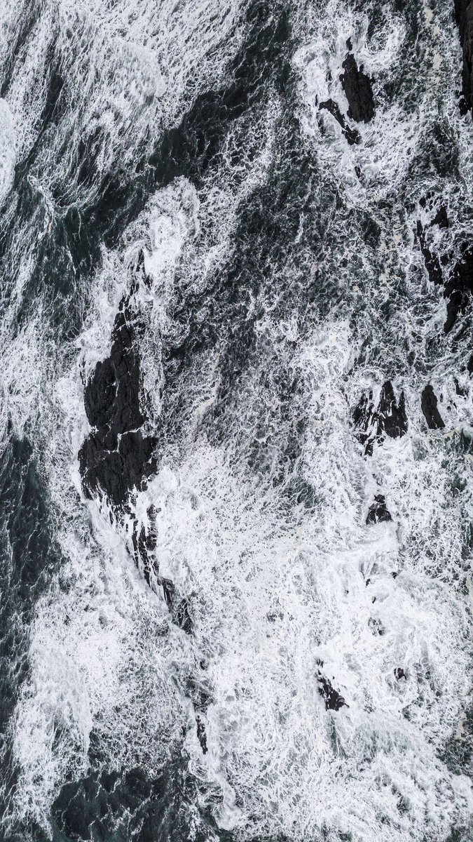 BernatMoreno's tweet photo. El mar que rodeja Islàndia és així de feréstec. Tot i així vam treure el dron a volar i a capturar moments com aquests. https://t.co/MdewlomCb1