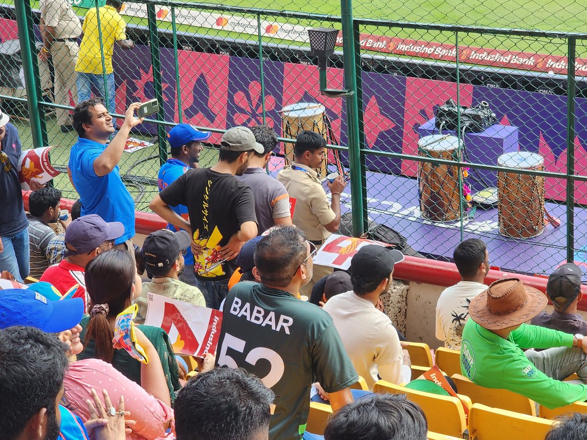 Shiv978's tweet photo. Watching Sir Babar Azam bat in Bangalore weather 🫡 💛 https://t.co/03HrSoYb7E