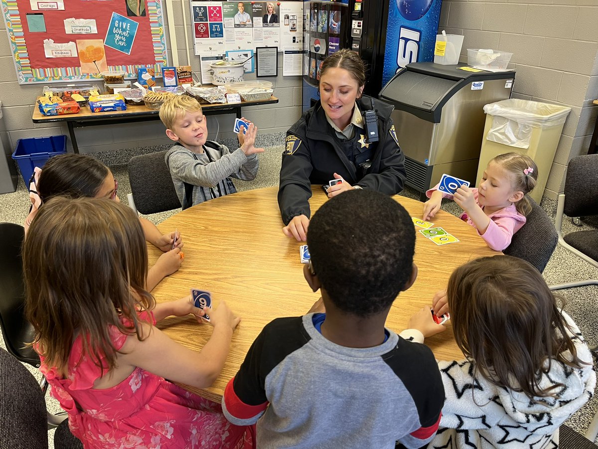 AD_educator's tweet image. These Eagles chose the use PBIS points to play a game with our SRO, Officer Blacklock. We💗our SRO! @EnglishLanding