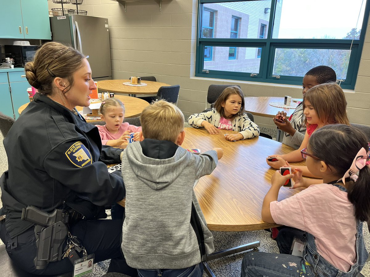 AD_educator's tweet image. These Eagles chose the use PBIS points to play a game with our SRO, Officer Blacklock. We💗our SRO! @EnglishLanding