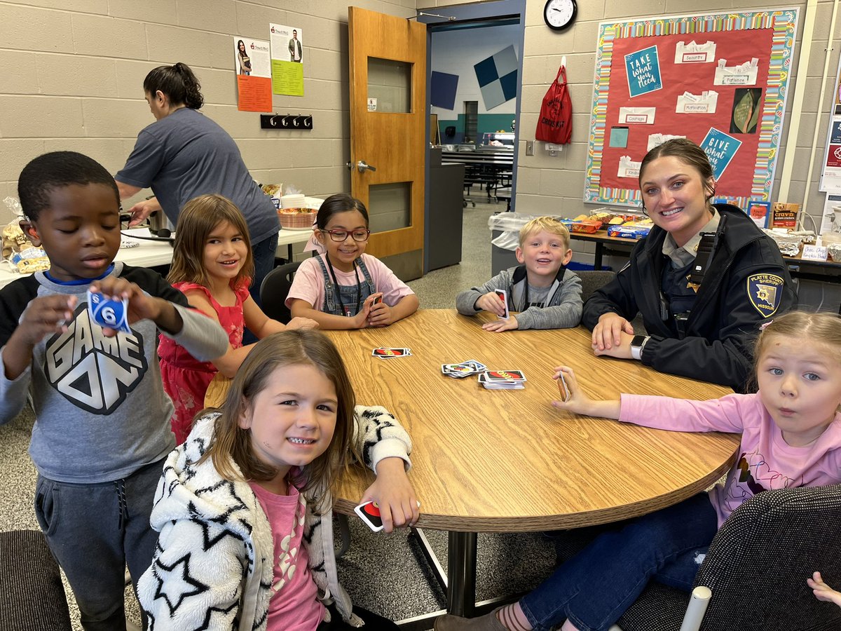 AD_educator's tweet image. These Eagles chose the use PBIS points to play a game with our SRO, Officer Blacklock. We💗our SRO! @EnglishLanding