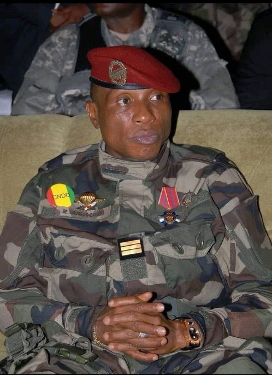 WorldInfosCo's tweet photo. 🚨🔥⚠️ Dernières nouvelles ⚠️🔥 #DadisCamara 🇬🇳 l'ancien chef d'État guinéen emprisonné depuis 2022 pour le massacre du 28 septembre 2009, ainsi que deux autres détenus, ont été extraits de force de la prison par un commando armé la nuit dernière. Des coups de feu ont été signalés ce matin au centre administratif de #Conakry , fortement barricadé. L'avocat de Dadis prétend qu'il s'agit d'un enlèvement, tandis que le ministre de la Justice parle d'une évasion. La situation en Guinée s'intensifie. 🇬🇳💥 #Guinée #DadisCamara #Afrique #DernièresNouvelles