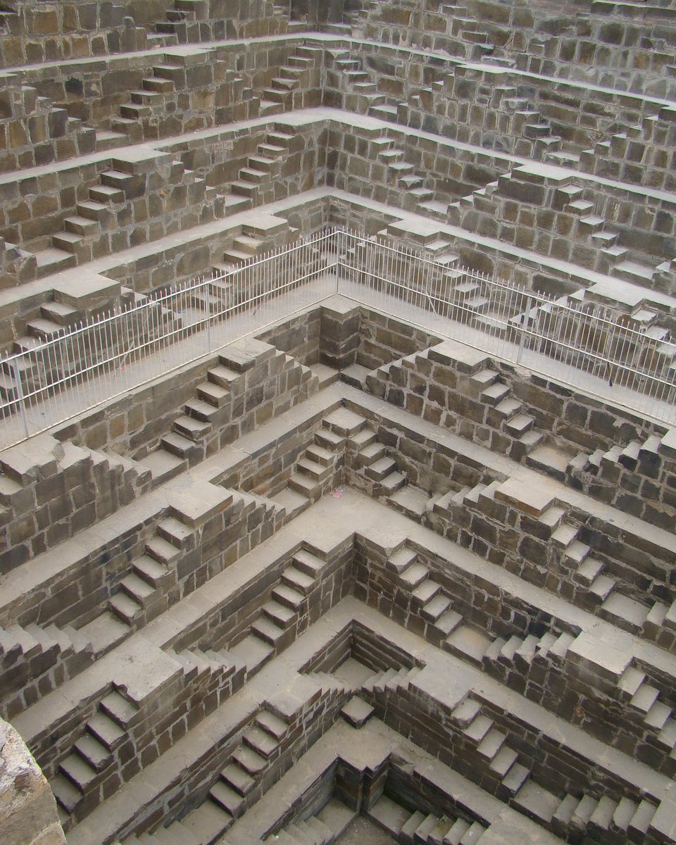 PerraultArchi's tweet photo. — #Groundscapes —

Considérer le vide comme un matériau, c’est stratégiquement donner un statut à cet élément, dans la construction de paysages globaux. C’est quand on lui confère une présence qu’il révèle son efficience. 

╳ Rajon Ki Baoli, puits à degrés, Inde, XIe siècle https://t.co/ymC9QknMXv