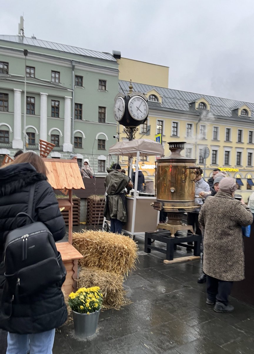 Люблю центральный рынок за то, что в холодное время года они бесплатно разливают горячий чай, приятно.