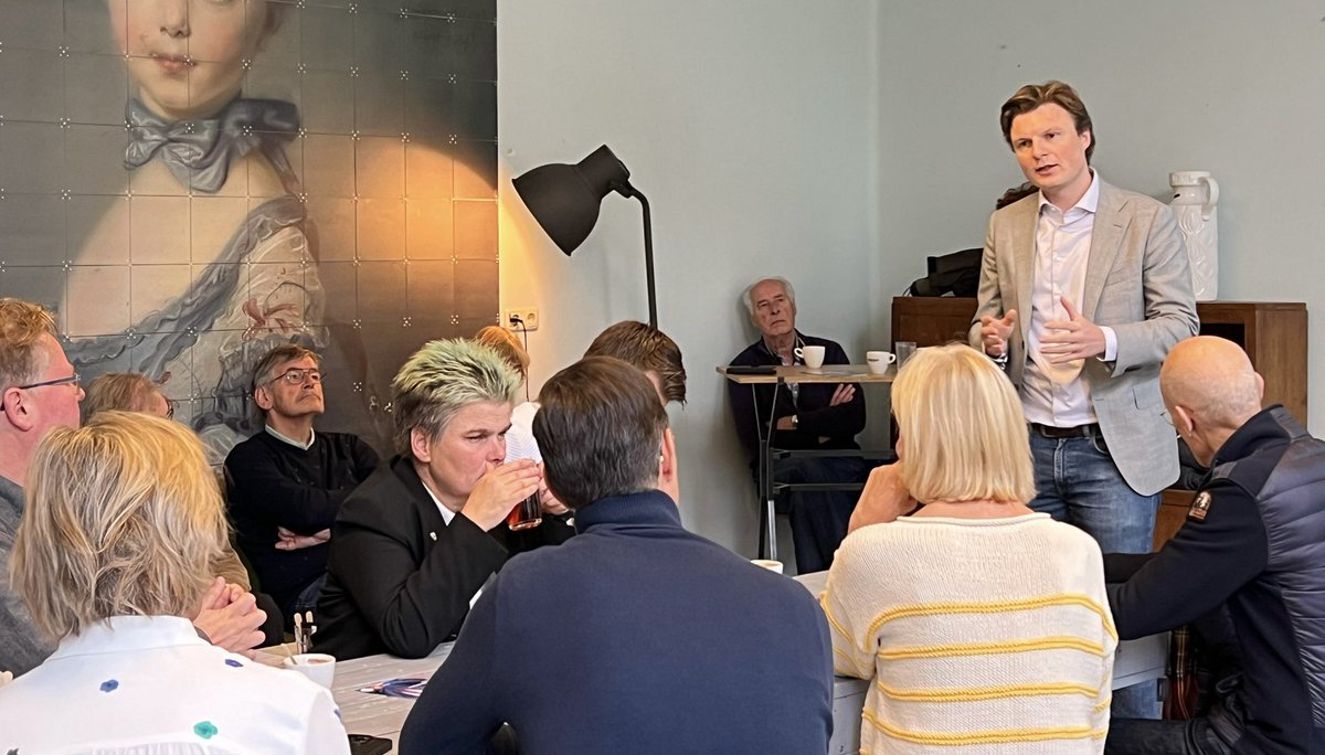 Ondanks het grijze weer een kleurrijke campagne-ochtend in #DenBosch.

Eerst een goede gedachtewisseling over asiel, daarna veel mooie gesprekken op de markt.

Enorm veel dank aan de <a href="/bosschevvd/">Bossche VVD</a> voor al jullie inspanningen en enthousiasme, door weer en wind! 🙏