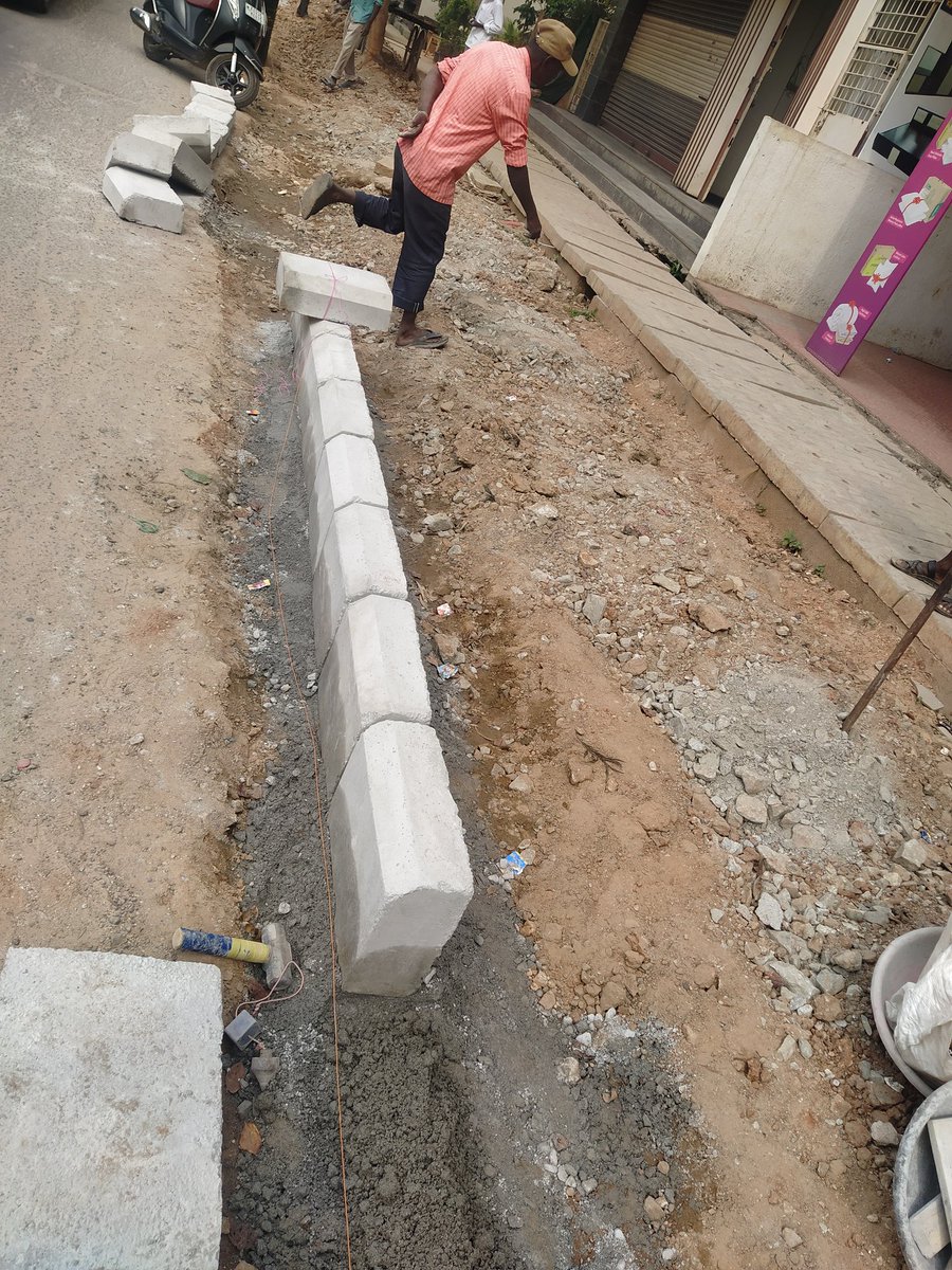 Mallappalyt's tweet photo. After a year service road near horamavu signal with unsolicited road widening is laid, The road width is shrunk causing grave inconvenience to commuters.
Informed b.b.m.p,M.L.A but No action. https://t.co/vVyrRY61CC