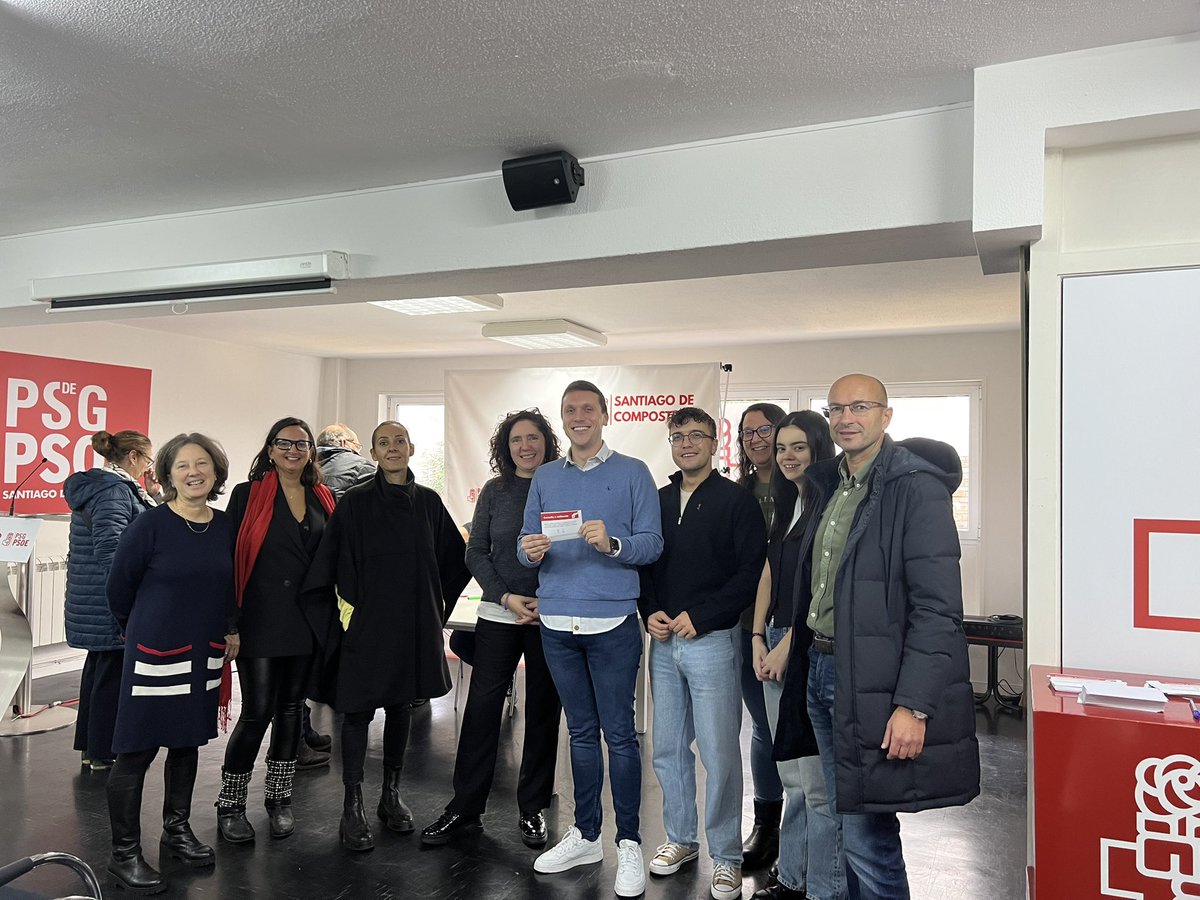 psdegsantiago's tweet photo. 🌹 @AitorBouza asegura que o voto a favor do goberno de Pedro Sánchez na consulta interna do PSOE é “un si a que Santiago siga avanzando”

✅ “O compromiso do Presidente con Santiago é absoluto, amosouno estes anos coa Intermodal ou o enlace Orbital da AP-9”

E cales son os compromisos para a nova lexislatura? 

👇🏼 🧵 1/2